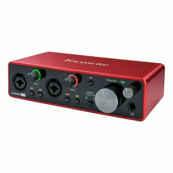 Červený audio rozhraní s nápisem Focusrite na horní straně a označením Scarlett 2i2 v levém dolním rohu. Přední panel obsahuje dva vstupy Combo, dva…