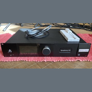 Černý rackový zvukový rozhraní s nápisy APOGEE, CONTROL a Symphony I/O. V pravém dolním rohu je štítek s nápisem Special Edition. Na horní straně pří…