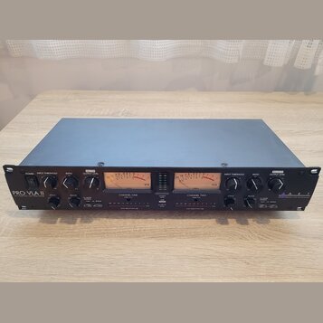 Černý rackový procesor s nápisem PRO VLA II vlevo a logem ART (ART Audio Research and Technology) vpravo. Přístroj disponuje dvěma analogovými VU met…