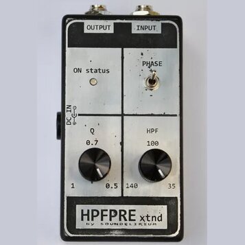 Kytarový pedál v černém šasi s bílým ovládacím panelem. Na panelu jsou nápisy OUTPUT, INPUT, ON status, PHASE a dva otočné knoflíky s označením Q (ro…