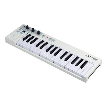 Bílý MIDI kontrolér s klaviatura. Na šasi je vpravo nápis ARTURIA YOUR EXPERIENCE YOUR SOUND a vlevo KEYSTEP. Nástroj obsahuje ovládací knoflíky, tla…