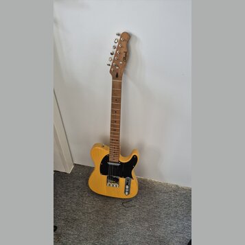 Elektrická kytara s přírodním žlutým povrchem těla a hnědým hmatníkem. Na hlavě je viditelné logo "Brand". Kytara má černý pickguard a kovový most sá…