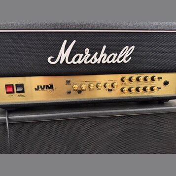Kytarový zesilovač s zlatým předním panelem umístěný před černou Marshall boxovou skříní s bílým logem Marshall. Na panelu je nápis JVM 200watt a řad…
