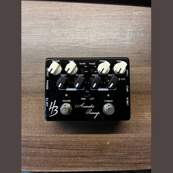 Černý akustický předzesilovač s nápisem Acoustic Preamp a logem HB. Zařízení má pět bílých otočných ovátků (VOLUME, BASS, TREBLE, GAIN a SPEED) a čty…