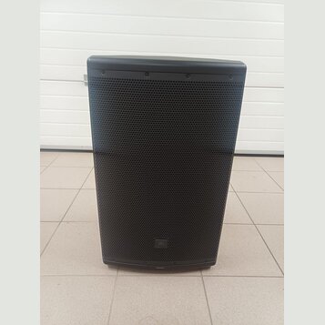 Černý reproduktor s kovovou mřížkou. V dolní části mřížky je umístěno logo JBL. Povrch vypadá čistě a bez viditelných poškození.