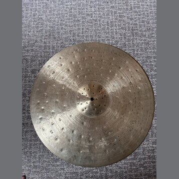 Kruhové činely z mosazi s výrazným klepaným povrchem a koncentrickými drážkami. V dolní části je čitelně vyražen nápis BYZANCE a text "Hand Hammered"…