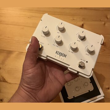 Bílý kytarový efekt s nápisem KERNOM RIDGE. Zařízení má pět bílých otočných knoflíků s popisky VOLUME, MID, MOOD, POST TONE, PRE TONE a DRIVE. Na spo…