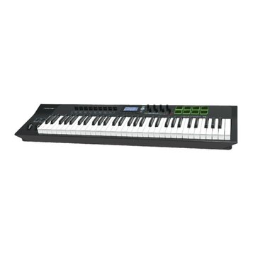 Černý klaviatura MIDI kontroler s bílými a černými klávesami. Na levé straně je nápis nektar, v pravé horní části jsou čtyři zeleně podsvícené disple…