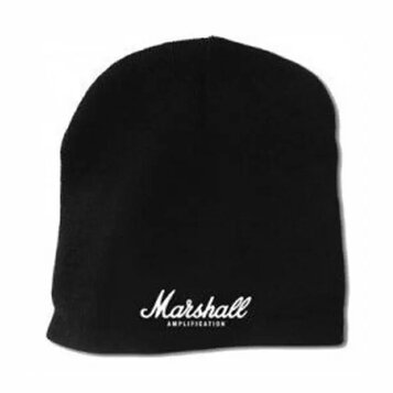 Černá pletená čapka (beanie). Ve spodní části je bílý nápis Marshall a pod ním menšími písmeny AMPLIFICATION. Povrch je rovnoměrný bez viditelného op…