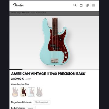 Světle modrá elektrická basová kytara s červeným členitým pickguardem. Na stránce je uveden název AMERICAN VINTAGE II 1960 PRECISION BASS, barva Daph…