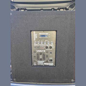 Černý subwoofer v potahové látce s integrovaným ovládacím panelem. Na panelu je nápis SMWBAIB MP3, logo VONYX a označení MEDIAPLAYER s Bluetooth symb…