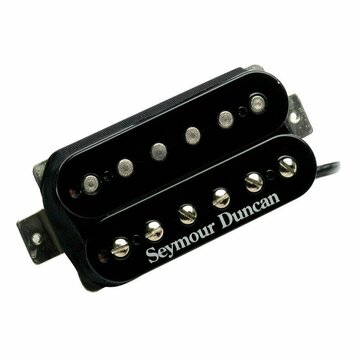 Černý humbucker s dvěma řadami šesti kovových pólů. Na spodní části je bílý nápis Seymour Duncan. Snímač vykazuje mírné známky opotřebení v podobě dr…