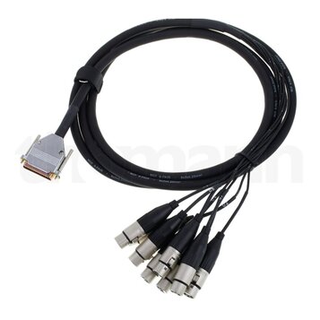 Černý vícežilní kabel s jedním DB25 konektorem na jednom konci a šesti XLR konektory na druhém. Na plášti kabelu je opakovaně bílý nápis MCF 8-PAIR a…
