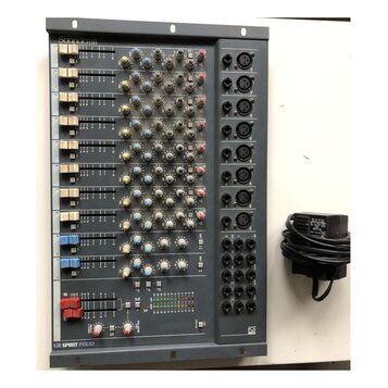 Šedý míchací pult s nápisem Soundcraft v levém horním rohu a SPIRIT FOLIO v levém dolním rohu. Zařízení obsahuje řadu faderů, otočných knoflíků v bíl…