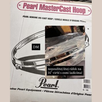 Fotografie zobrazuje kartónové balení s nápisem Pearl MasterCast Hoop a PEARL GENUINE DIE-CAST HOOP / CERCLE MOULÉ D'ORIGINE PEARL. V dolní části je…