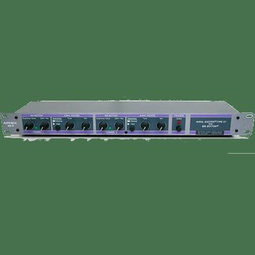 Stříbrný rackový procesor s fialovým předním panelem. Na levé straně je nápis APHEX 104 a vpravo text AURAL EXCITER TYPE C2 With BIG BOTTOM. Zařízení…