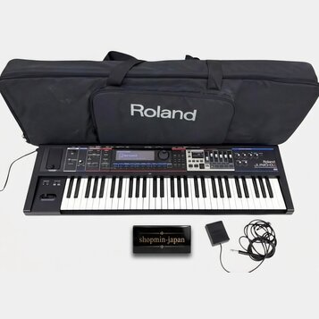 Černý syntetizátor s klaviaturou, na kterém je vpravo nápis Roland JUNO-60. Součástí sady je černý transportní vak s bílým logem Roland, napájecí ada…