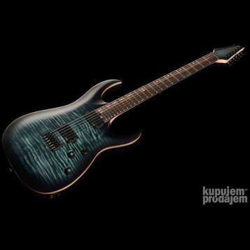 Elektrická kytara s tmavě modrým probarvovaným topem s viditelnou strukturou dřeva a černým hardwarem. Nástroj má dva humbuckery, dvě ovládací knoflí…