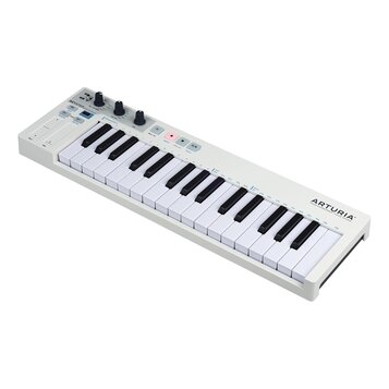 Bílý MIDI kontrolér s klaviaturní klávesnicí. Na pravé straně je černý nápis ARTURIA a pod ním text YOUR EXPERIENCE - YOUR SOUND. V levé horní části…