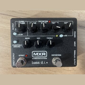 Černý kytarový pedál s nápisy MXR, BASSINNOVATIONS a bass d.i.+. Zařízení má pět otočných ovládacích prvků s popisky COLOR, CLEAN VOLUME, BASS, MID,…