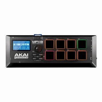 Černý sampler MPX8 MOBILE SD SAMPLE PLAYER značky AKAI professional. Zařízení má osm podsvícených padů, LCD displej s modrým podsvícením a ovládací k…