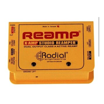 Žlutý reamp s nápisy „REAMP“, „X-AMP STUDIO REAMPER™“ a „DUAL OUTPUT CLASS A ACTIVE REAMP“. Na přístroji je logo „Radial engineering“ a text „Made in…