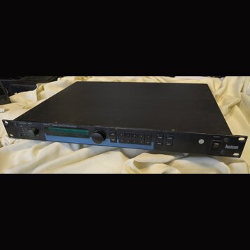 Černý rackový procesor s nápisem PCM 70 DIGITAL EFFECTS PROCESSOR a logem lexicon v pravém dolním rohu. Přední panel obsahuje jeden otočný knoflík, d…