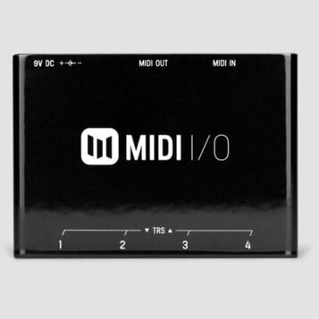 Černý MIDI rozhraní s bílým nápisem MIDI I/O a logem tvořeným dvěma svislými obdélníky v zaobleném čtverci. V horní části jsou nápisy 9V DC + - , MID…