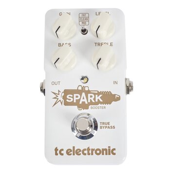 Bílý kytarový pedál s nápisem SPARK BOOSTER a logem tc electronic. Na horní straně jsou čtyři bílé otočné knoflíky s popisky GAIN, LEVEL, BASS a TREB…