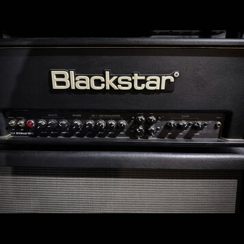 Černý kytarový zesilovač s nápisem Blackstar na horním panelu. Ovládací panel obsahuje řadu potenciometrů a přepínačů s popisky MASTER, REVERB, OD 1…