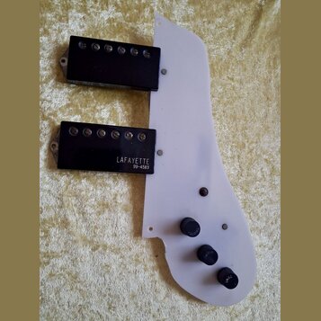 Bílá plastová plocha s dvěma černými humbuckery. Na spodním snímači je bílý nápis LAFAYETTE a pod ním číslo 99-4583. V pravé části jsou tři černé oto…