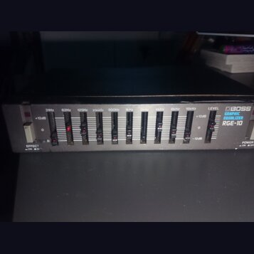 Černý rackový grafický ekvalizér s nápisem BOSS GRAPHIC EQUALIZER RGE-10. Zařízení má deset posuvníků s označením frekvencí od 31Hz do 16kHz a jeden…