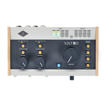 Zvuková karta s šedým kovovým šasi a dřevěnými bočními panely. Na přední straně je černý panel s nápisem VOLT 4 76, logem Universal Audio v horním le…
