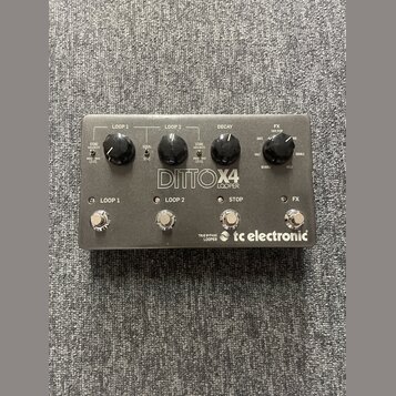 Šedý kytarový pedál s nápisem DITTO X4 LOOPER a logem tc electronic. Zařízení má čtyři stoupací spínače označené jako LOOP 1, LOOP 2, STOP a FX. Na h…