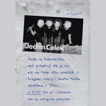 Fotografie zobrazuje papírový inzerát s černobílou fotografií čtyř osob v černém oblečení. Pod fotografií je velkým písmem nápis Jeden Celek a ručně…