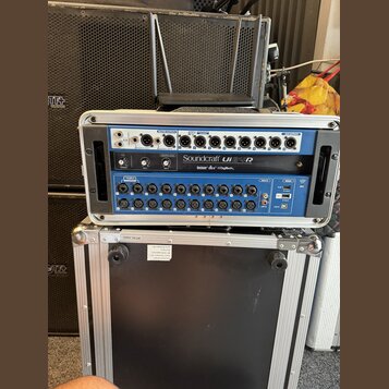 Míchací pult Soundcraft Ui24R v modré barvě, umístěný v hliníkovém transportním case. Na přední straně jsou viditelné nápisy Soundcraft Ui24R, Lexico…