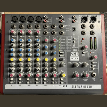 Šedý mixovací pult značky ALLEN&HETH s označením modelu ZED 10FX. Zařízení obsahuje několik vstupních kanálů s posuvníky, otočnými knoflíky v různých…