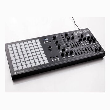 Černý hybridní syntetizátor s bílou mřížkou 8x8 podsvícených polí vlevo. Na horní části je bílý nápis MEDUSA HYBRID SYNTHESIZER a v pravém dolním roh…