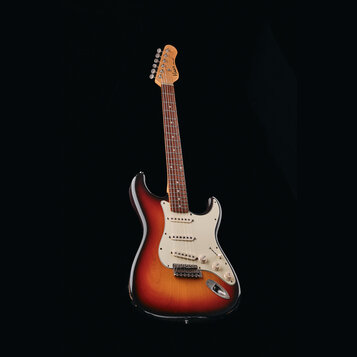 Elektrická kytara s trupem v provedení sunburst a bílým pickguardem. Na hlavě hředu je viditelné logo Fender. Nástroj má tři snímače, pět úhlových la…