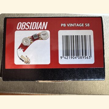 Fotografie krabičky s červeným a černým potiskem. Na povrchu je bílý nápis OBSIDIAN a PB VINTAGE 58, dále čárcový kód s číslem 9 421904 089563. Vlevo…