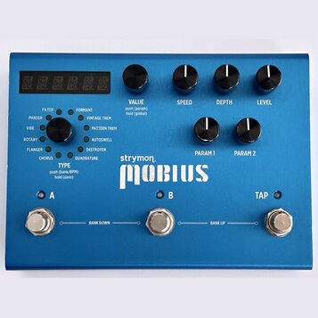 Modře lakovaný efektový pedál s nápisem strymon mobius. Na horní straně se nachází pět ovládacích potenciometrů s popisky VALUE, SPEED, DEPTH, LEVEL,…