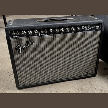 Kytarový zesilovač s černým povrchem a šedou síťovkou. Na přední straně je bílé logo Fender a v pravém dolním rohu nápis Tone Master. V horní části s…