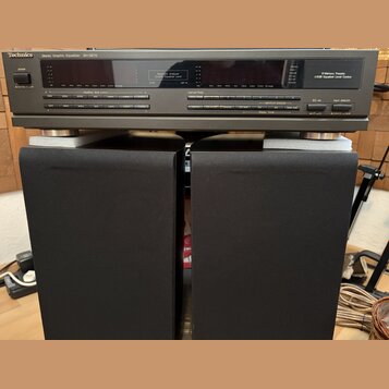 Černý stereografický ekvalizér značky Technics, model Stereo Graphic Equalizer SH-GE70. Zařízení má digitální displej a řadu posuvníků pro ovládání ú…