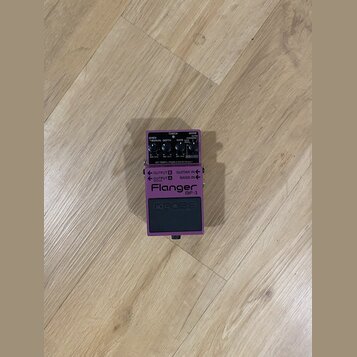 Fialový kytarový efekt Boss Flanger BF-3. Na horní straně jsou ovládací knoflíky s nápisy RES, MANUAL, DEPTH a RATE spolu s přepínači MODE (Standard/…