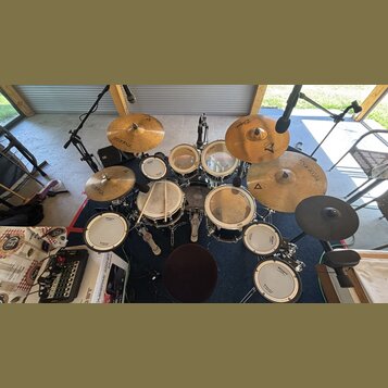 Sada bicích bubnů s několika cymbally a elektronickými pady. Na cymbalech je vidět nápis Istanbul, na bubnech značka Roland. Soubor obsahuje různé ve…