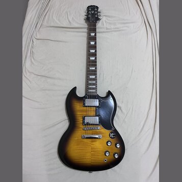 Elektrická kytara s tělem v žlutém sunburst provedení a černým hmatníkem. Na hlavě je viditelné logo Epiphone. Nástroj má dva humbuckery, čtyři ovlád…