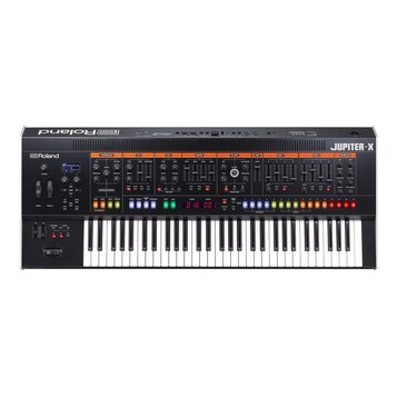 Černý syntetizátor s klaviaturou a rozsáhlým panelem ovládacích prvků. Na levé straně je logo Roland a v pravém horním rohu nápis JUPITER-X. Panel ob…