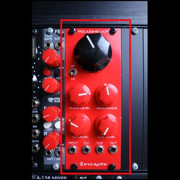 Červený modul s nápisem POLIVOKS VCF a logem erica synths v dolní části. Obsahuje jeden velký černý otočný knoflík, čtyři menší červené knoflíky s po…