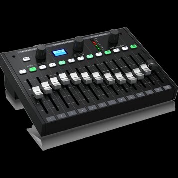 Černý mixovací pult značky behringer, model P24. Zařízení obsahuje 12 posuvníků s bílými knoflíky, řadu zelených tlačítek s čísly 1 až 12 a modrý dis…