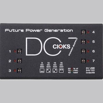 Černý napájecí zdroj s bílými nápisy. Uprostřed je velký text DC7 a logo CIOKS, nad ním nápis Future Power Generation a vpravo svisle POWER SUPPLY. Z…